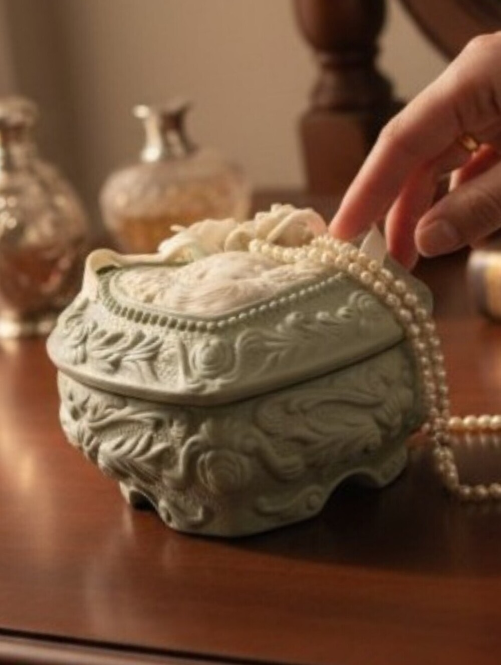 Vintage Ceramic & Faux Ivory Roses & Ladies Bust Jewelry Box Shaped Like A Heart - Picture 2 of 15